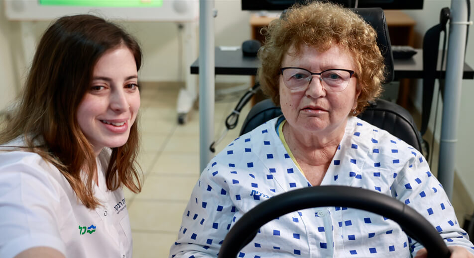 מרפאה בעיסוק מדריכה מטופלת בסימולטור נהיגה מתקדם בבית רבקה - הערכת כשירות נהיגה