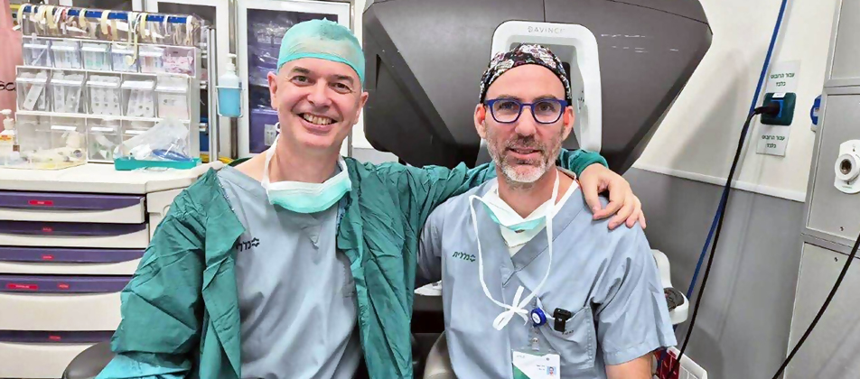 דר יובל פרייפלד, ודר ולדימיר יוטקין בחדר הניתוח. צילום - אלי דדון