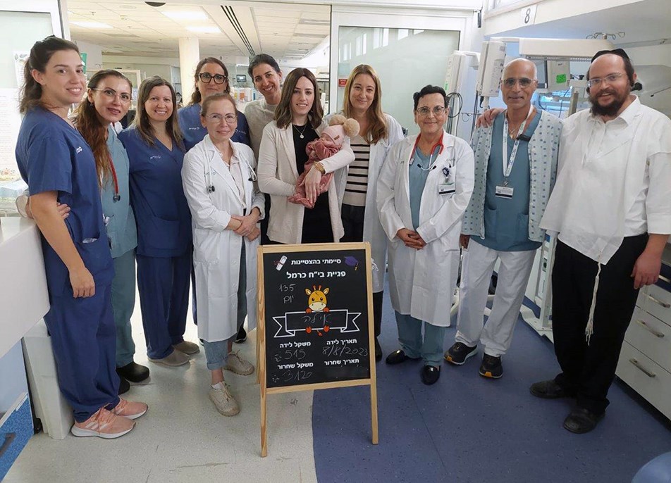 צוות הפגייה עם חני והתינוקת אילה. צילום - ירון חזן, דוברות בית חולים כרמל