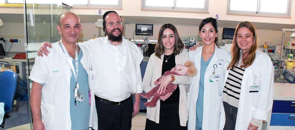 ד"ר קרן לביא ד"ר מעיין חני בעלה והתינוקת אילה וד"ר ראובן קידר. צילום - ירון חזן דוברות כרמל