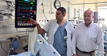 מנהל המחלקה ד"ר ארז שרוני ומנהל הסיעוד האח אכרם. צילום - אלי דדון