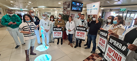 ד"ר שני ברוש מדברת בעצרת המחאה, צילום - אלי דדון