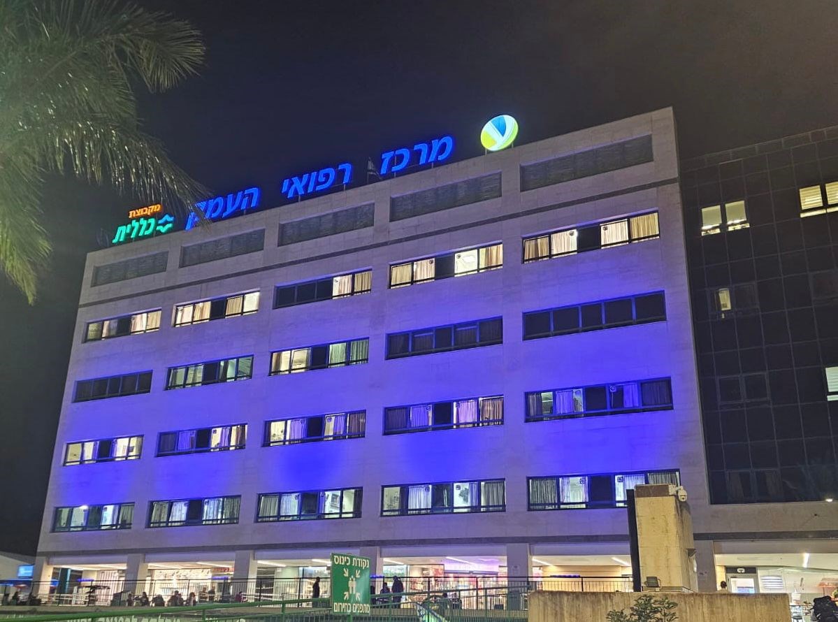המרכז הרפואי העמק הואר בצבעי הדגל וממשיך בהכשרת שטחים ממוגנים לתרחיש איום צפוני