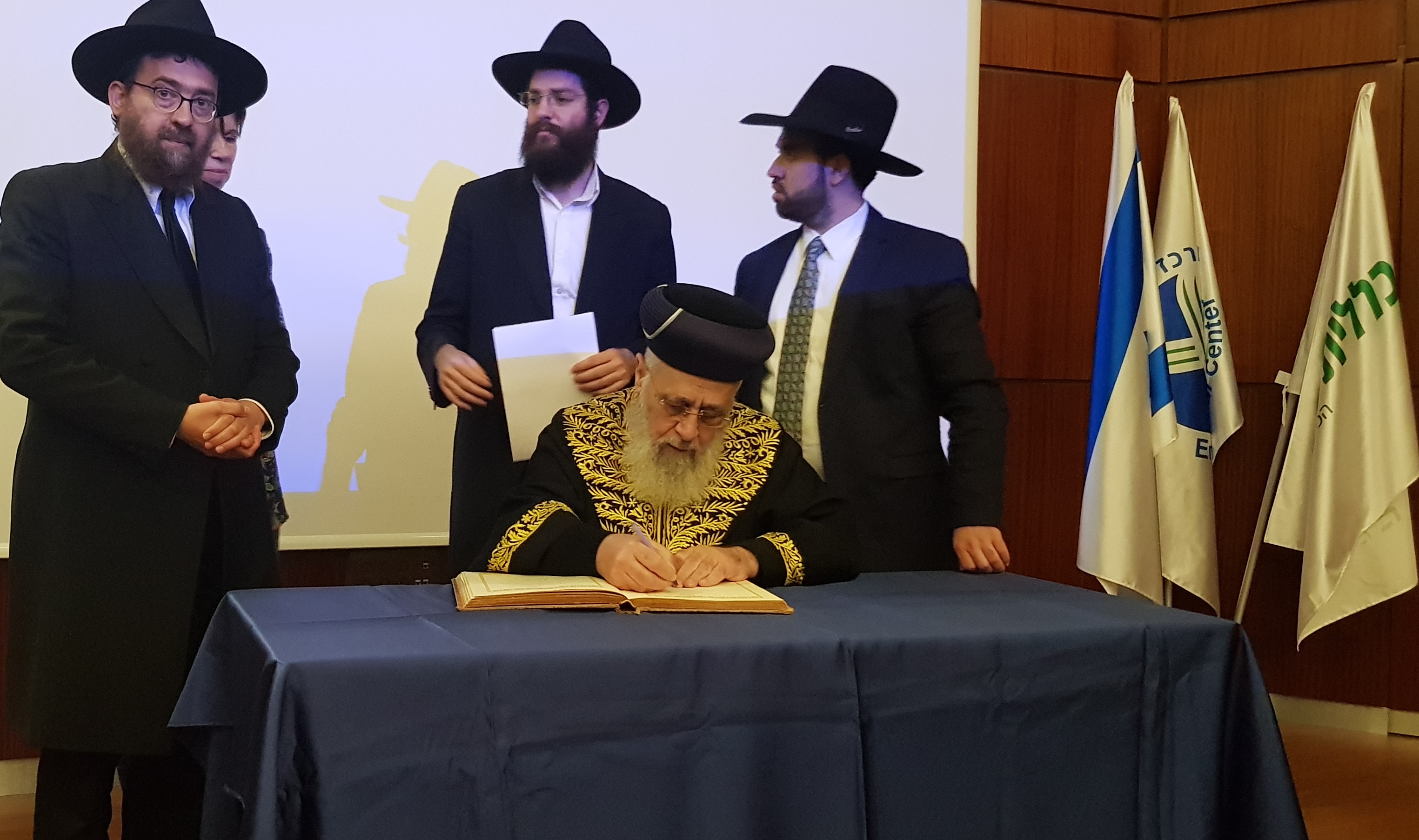 הרב הראשי בכנס רפואה והלכה בעמק.jpg