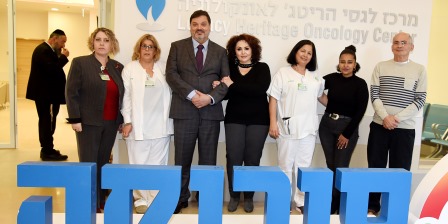 פרופ' יצחק אביטל, מנהל מרכז לגסי הריטג' לאונקולוגיה יחד עם המטופלים וצוות המרכז באירוע ציון השנה למרכז.
