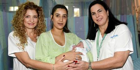 יפה ממן, מנהלת סיעוד במחלקת יולדות ד', צהלה חווה ובנה הבכור ומוניק אטיאס מנהלת הסיעוד בחדר לידה 