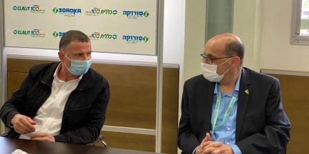 ד"ר שלומי קודש, מנהל המרכז הרפואי סורוקה יחד עם יולי אדלשטיין, שר הבריאות בביקורו בסורוקה