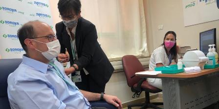 ד"ר שלומי קודש הראשון שקיבל את החיסון בסורוקה