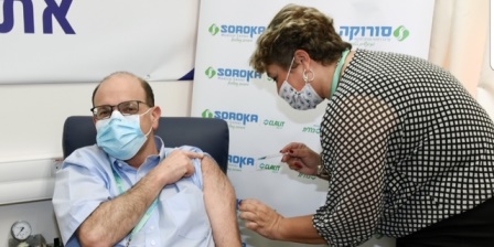 ד"ר קודש, מנהל המרכז הרפואי סורוקה, מתחסן בפעם השנייה