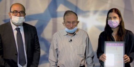 ד"ר אורנה סטרץ חכם, מקבלת תעודת הוקרה מפרופ' מרדכי שני ופרופ' רז סומך מהקואליציה למחלות נדירות בישראל